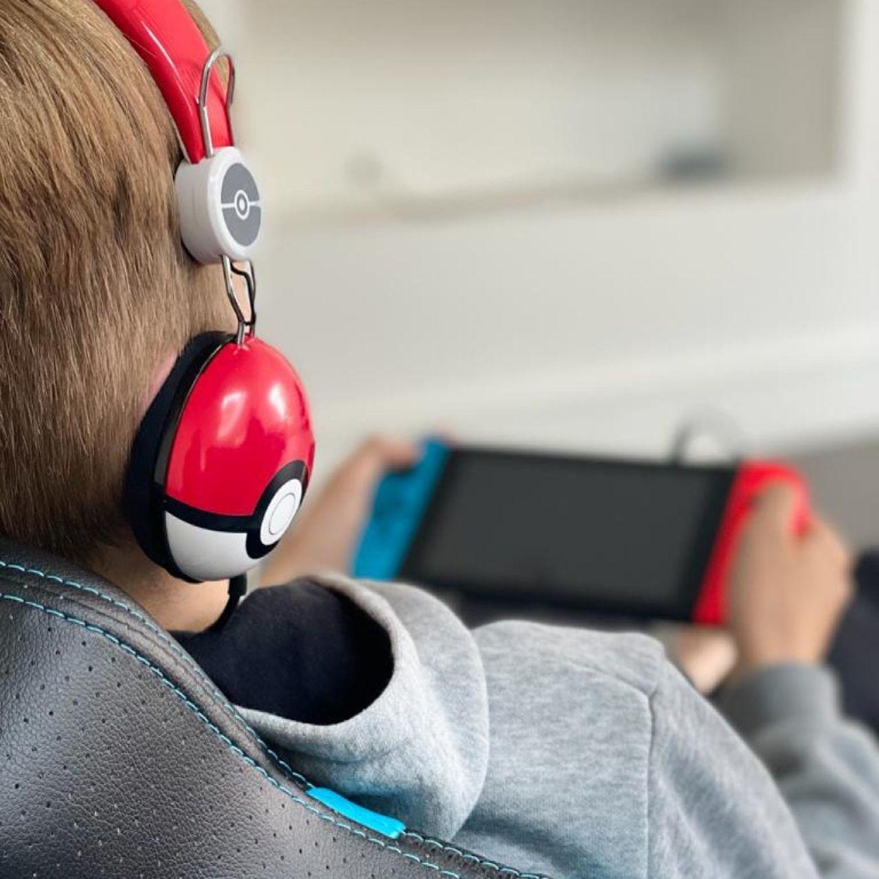 Pokemon Pokeball Headphones - childrensheadphones.co.uk